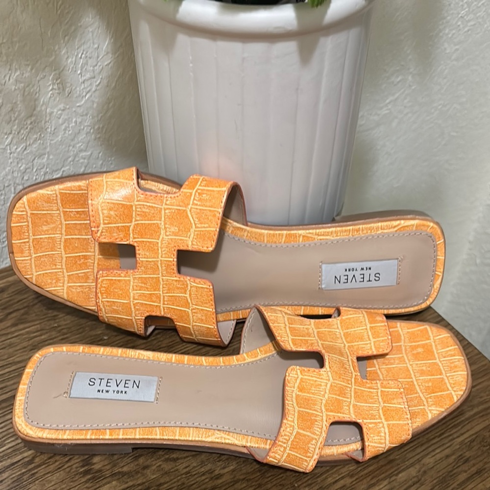 🆕Steve Madden Orange Slide Sandals with Woven Design